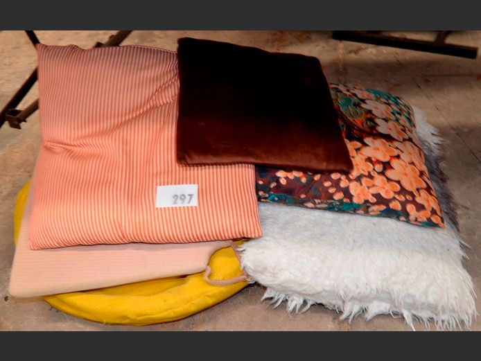 ASSORTED PATIO CHAIR CUSHIONS, SCATTER CUSHIONS & A YELLOW POUFFE