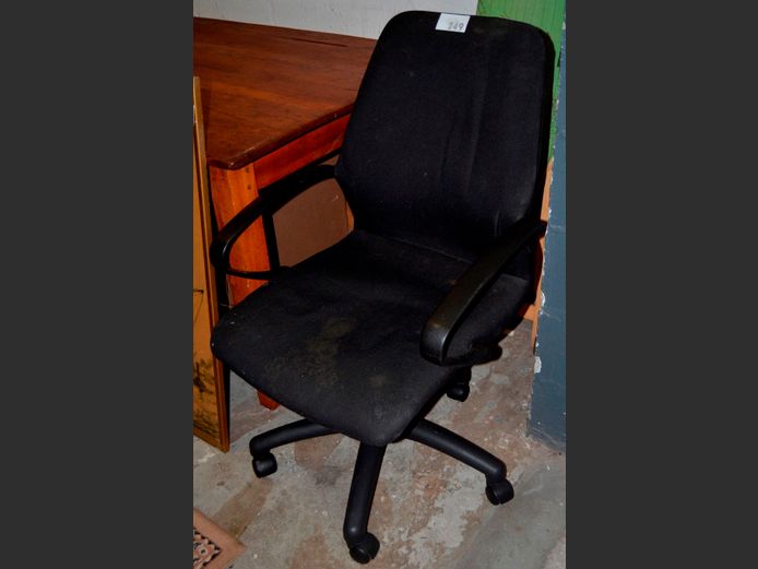 BLACK SWIVEL OFFICE CHAIR [Needs a clean]