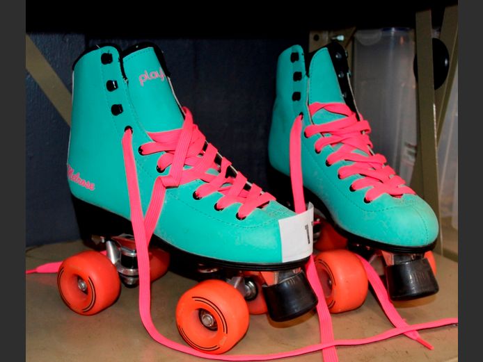 PAIR PLAY LIFE MELROSE ROLLER SKATES [Size 6]