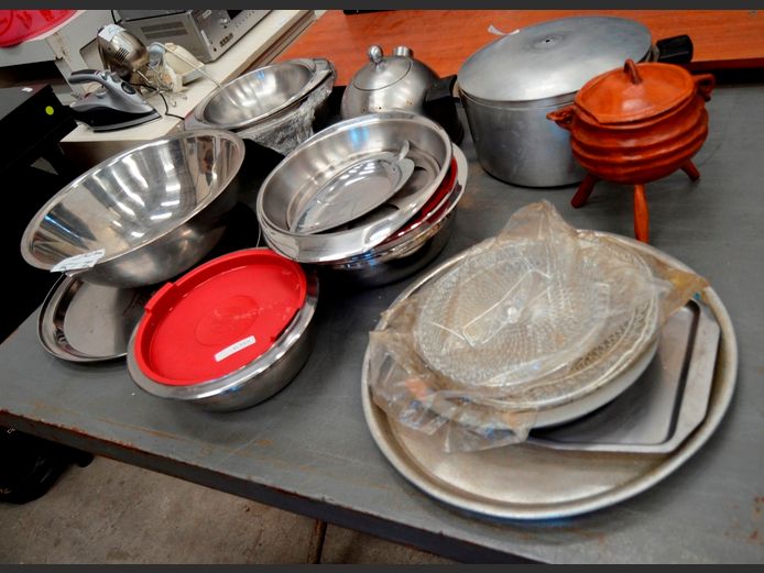STAINLESS STEEL MIXING BOWLS, ALUMINIUM POT, CHIP BASKET, etc