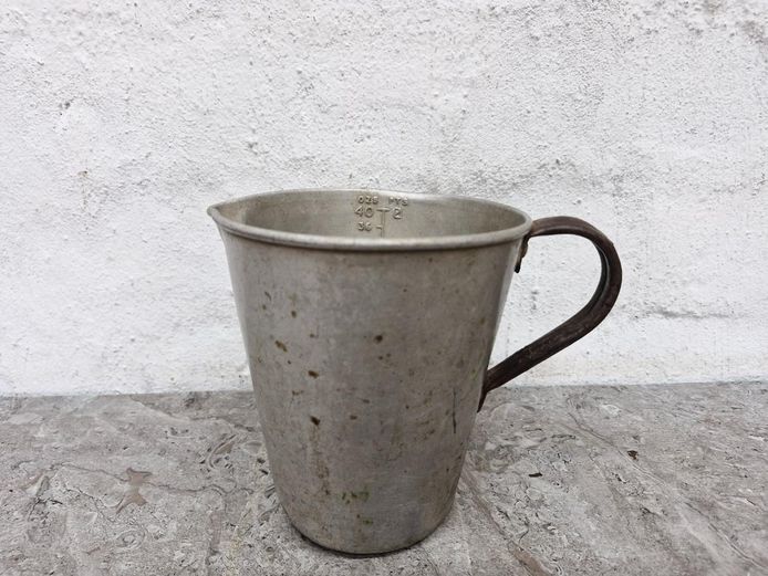 1940s-60s Aluminium 2-Pint Kitchen Measuring Jug