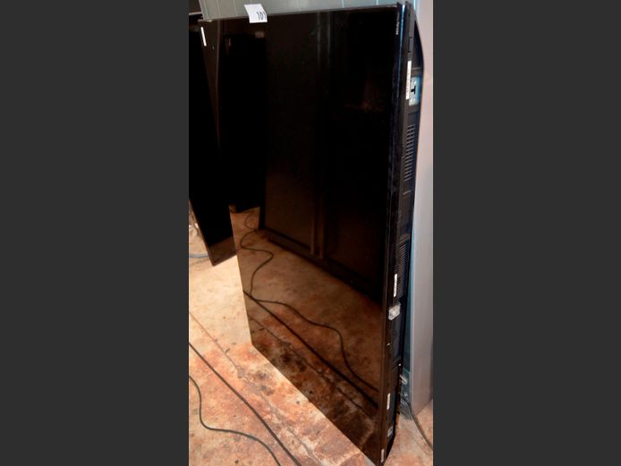 HISENSE 55" TV [Switches on, Screen Cracked] ### LICENCE PLEASE ###