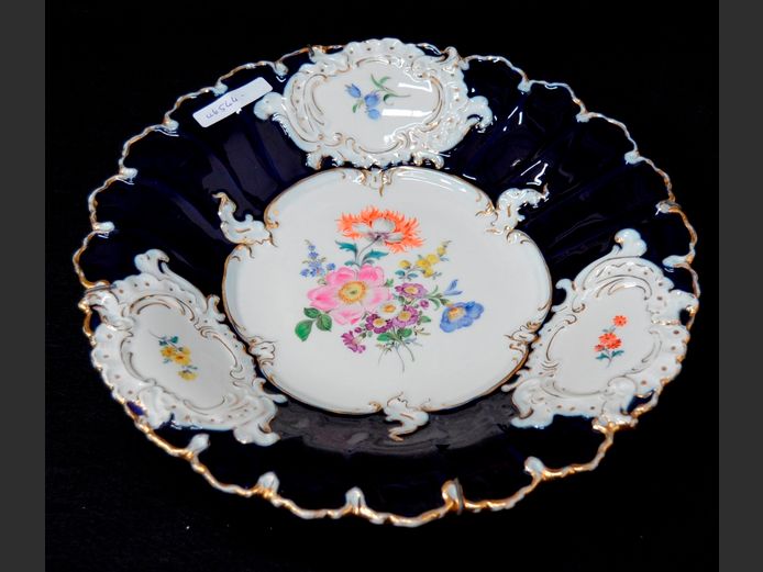 MEISSEN ANTIQUE BLUE & WHITE PORCELAIN PLATE, 29.5cm Diameter