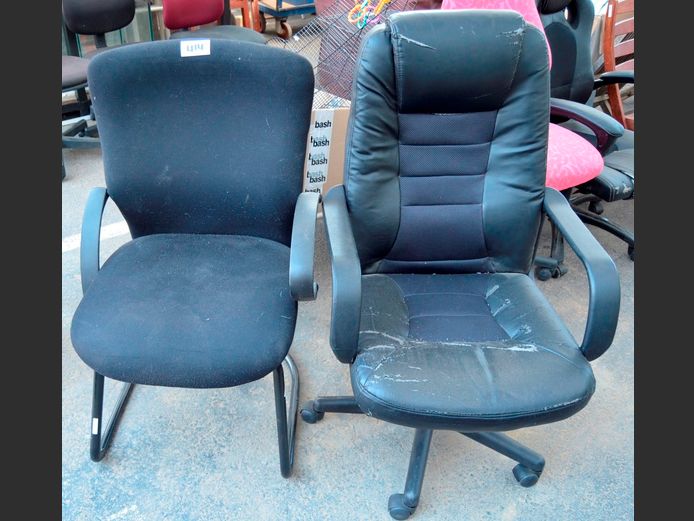 LOT: BLACK LEATHER TOUCH SWIVEL OFFICE CHAIR & A SLEIGH BASE VISITOR'S CHAIR