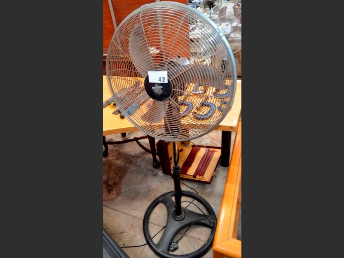 KENWOOD PEDESTAL FAN [Switches on]