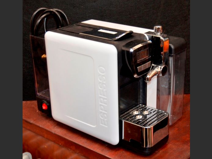 ESPRESSO/CAPPUCCINO MAKER [Switches on]