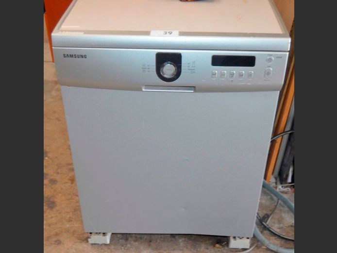 SAMSUNG SILVER DISHWASHER [Switches on, untested further]