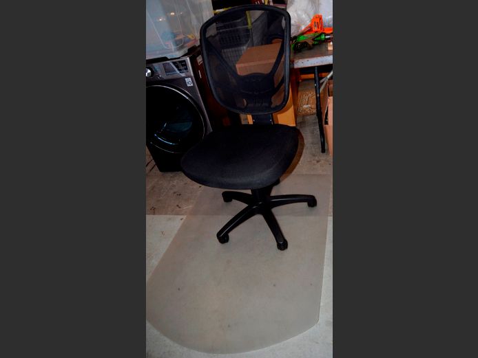 BLACK SWIVEL MESH BACK OFFICE CHAIR & MATTRESS PROTECTOR