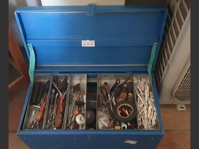 BLUE METAL TOOLBOX WITH CONTENTS 