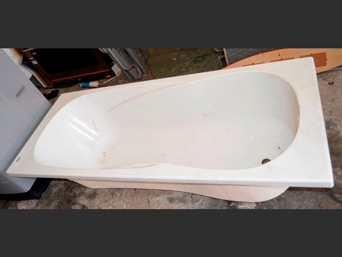 WHITE GLASS FIBRE BATH