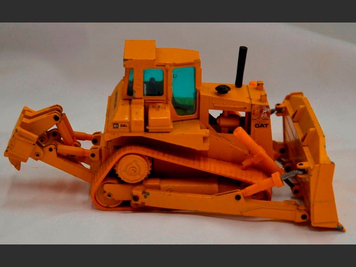 CAT MODEL BULLDOZER