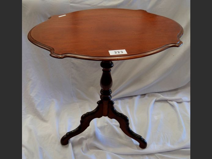 IMBUIA SCALLOPED EDGE OCCASIONAL TABLE ON PEDESTAL BASE, 78 x 62 x 73cm