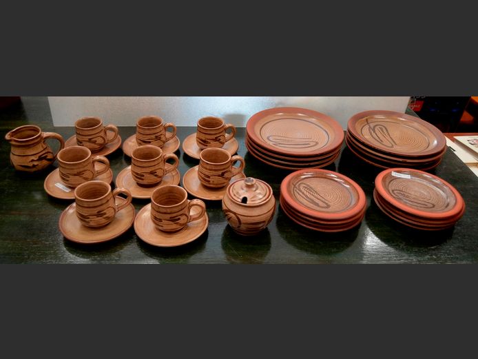 STONEWARE 35-PIECE PART DINNER SERVICE
