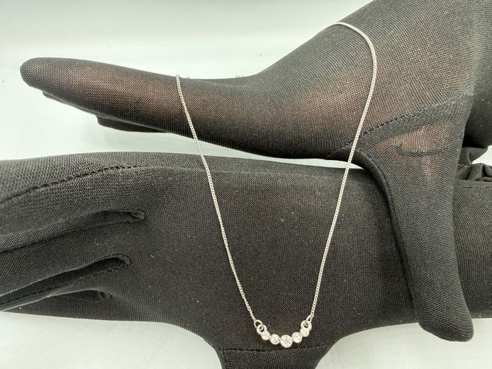 Fine silver coloured necklace with 5 stone pendant design