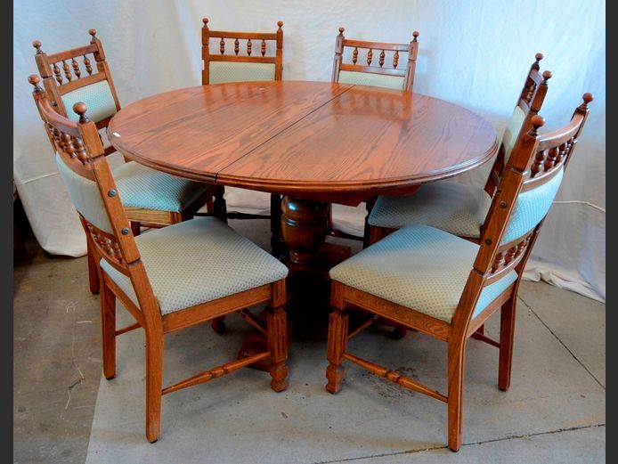 ENGLISH OAK CIRCULAR DINING TABLE WITH 6 MATCHING CHAIRS, 138cm Diameter x 78cm High