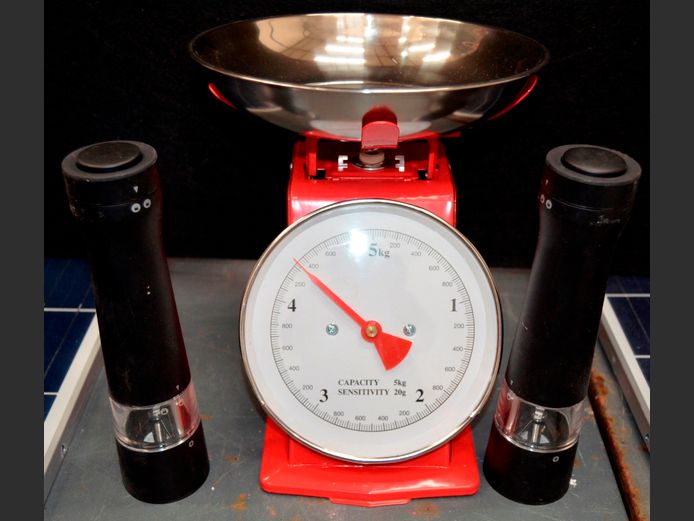 REGENT KITCHEN SCALE & RUSSELL HOBBS SALT & PEPPER GRINDERS [Untested]