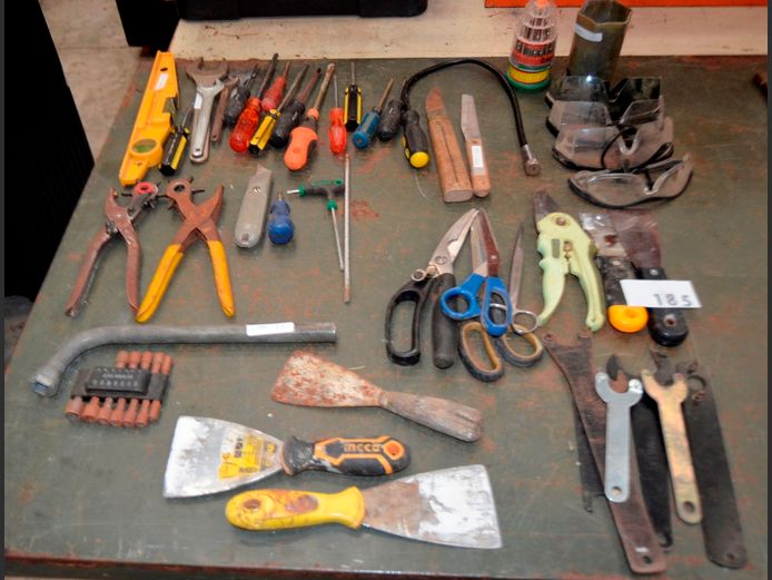 VARIOUS TOOLS: PUNCHES, SCRAPERS, SCREWDRIVERS, etc