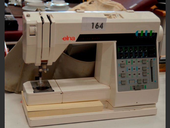 ELNA SEWING MACHINE [Switches on, untested further]