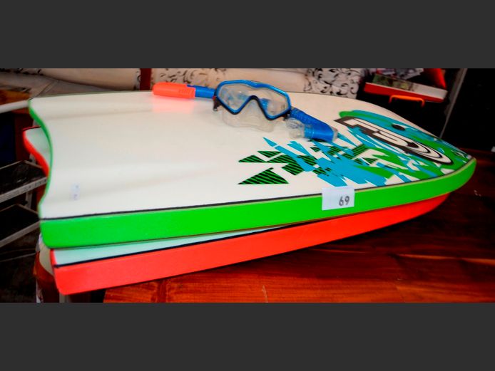 LOT: 2 x BOOGIE BOARDS, 106 x 53cm, GOGGLES & SNORKEL