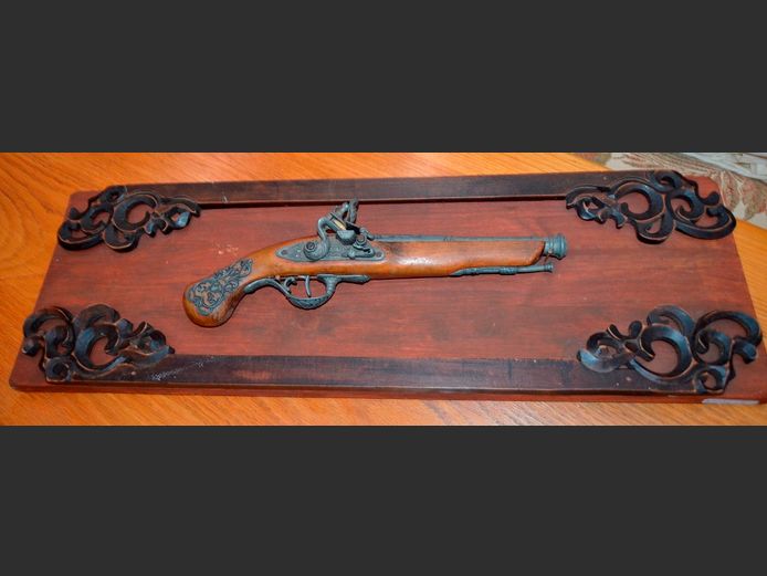 DECORATIVE FLINTLOCK PISTOL ON PLAQUE, 38cm Long