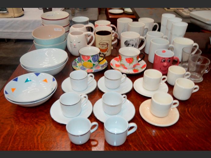 ASSORTED MUGS, BOWLS, CUPS & SAUCERS, etc