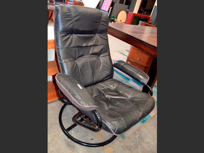 BLACK LEATHER SWIVEL RECLINING ARMCHAIR