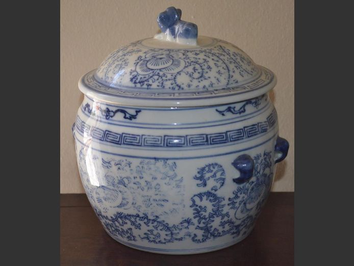 CHINESE BLUE & WHITE LIDDED URN, 18cm Diameter x 20cm High