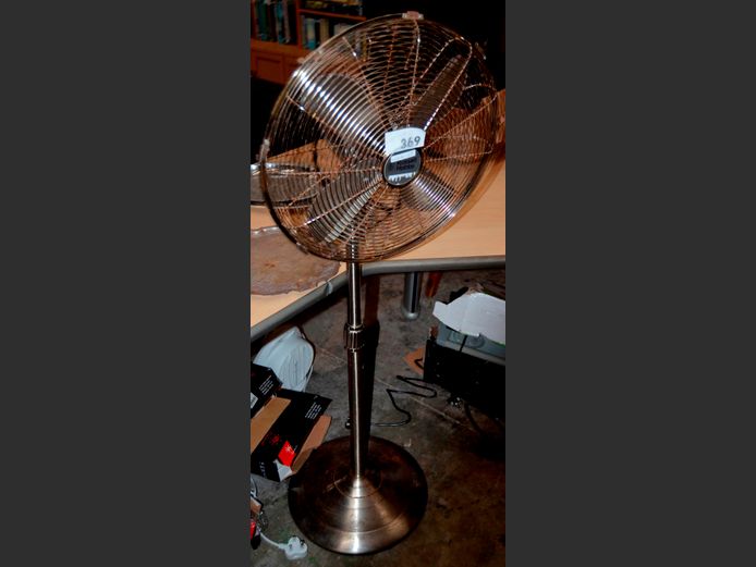 RUSSELL HOBBS PEDESTAL FAN [Switches on]