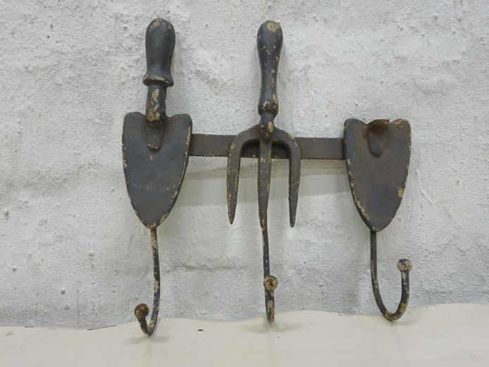 Cast Metal Garden Tools Motif 3-Hook Wall Rack