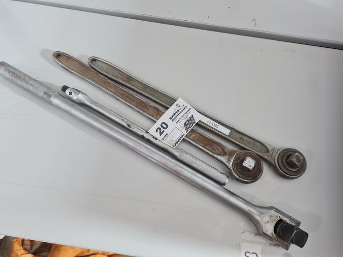 2 X BREAKERS BARS AND 2 X RATCHETS