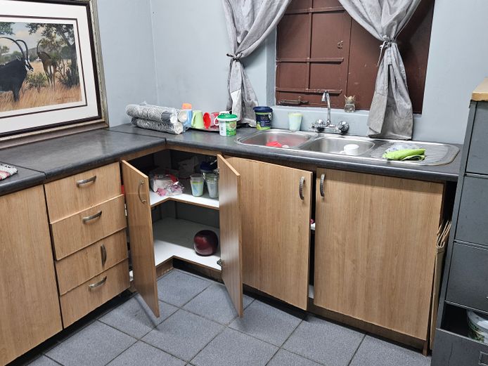 METAL FILLING CABINET AND KITCHEN UTENSILS