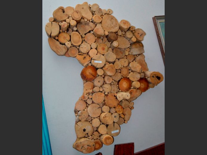 WOODEN WALL MOUNT ORNAMENT IN THE SHAPE OF AFRICA, 98 x 70cm