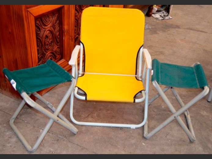 BEACH CHAIRS & 2 x FOLDING STOOLS
