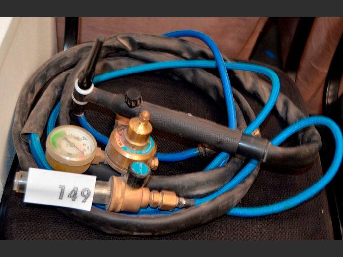 TIG WELDING TORCH WITH GAUGE