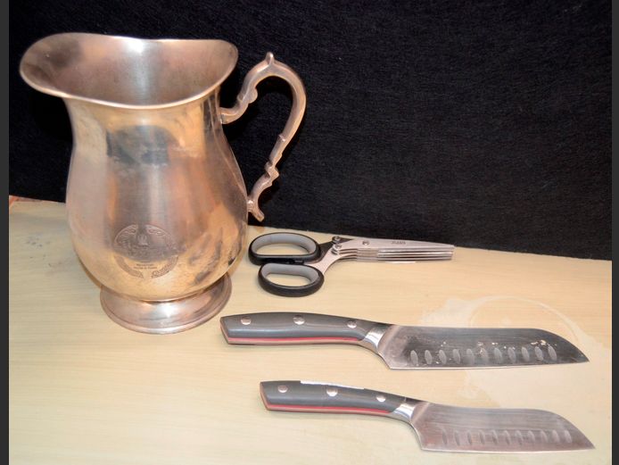LOT: SILVER PLATE CHATEAU LE MONET JUG, 2 KNIVES & STAINLESS STEEL MASTERCHEF GEFU SCISSORS