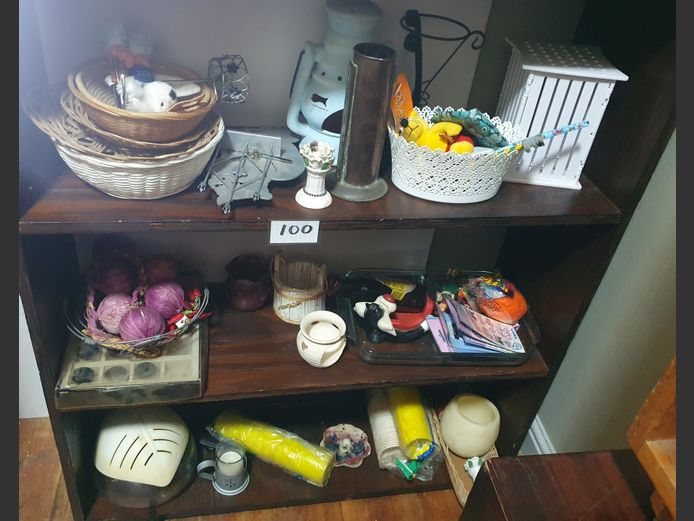 LOT: WOVEN BASKETS, CANDLE HOLDERS, GLASS OVEN DISH, etc
