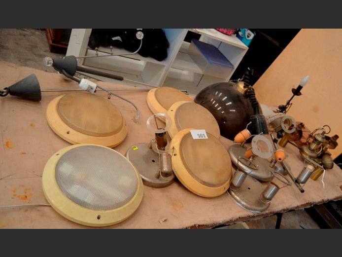 ASSORTED CEILING LIGHTS & WALL LIGHTS
