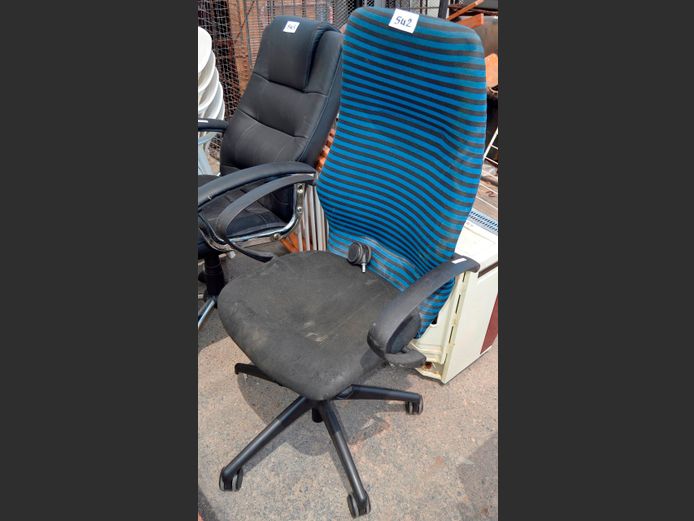 BLUE & BLACK STRIPED SWIVEL OFFICE CHAIR [Needs a clean]