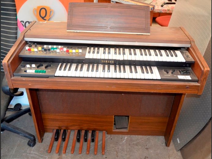 YAMAHA ORGAN, 111 x 56 x 90cm [Switches on, untested further]