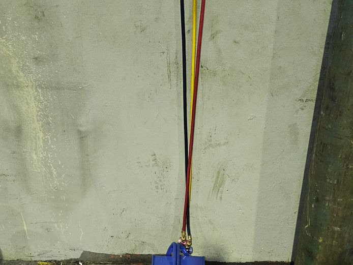 BLUE TOOLBOX (EQUIPPED) WITH MANIFOLD SET