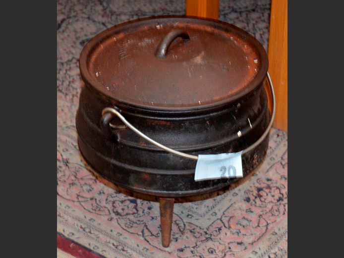 CAMPGROUND SIZE 3 CAST IRON POTJIE POT [Rusty]