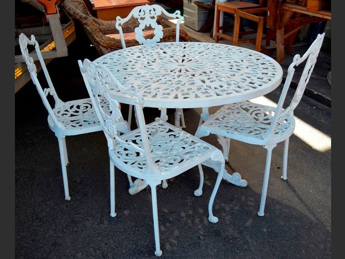 WHITE CAST ALUMINIUM PATIO TABLE WITH 4 MATCHING CHAIRS, 102cm Diameter x 67cm High