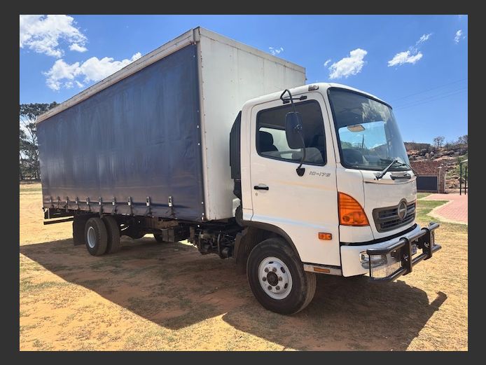 2004 Hino 10-176 (6t) Tautliner Truck