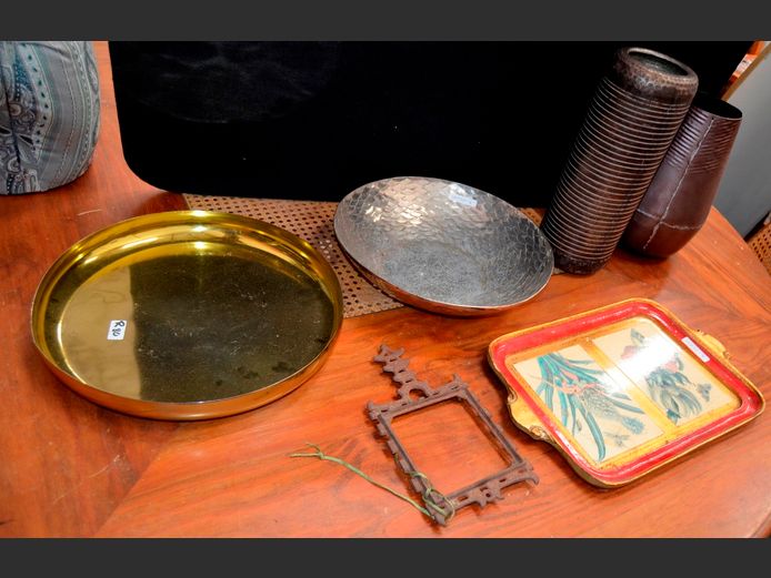 LOT: 2 x METAL VASES, METAL PLATTERS & A GILDED DECORATIVE TRAY