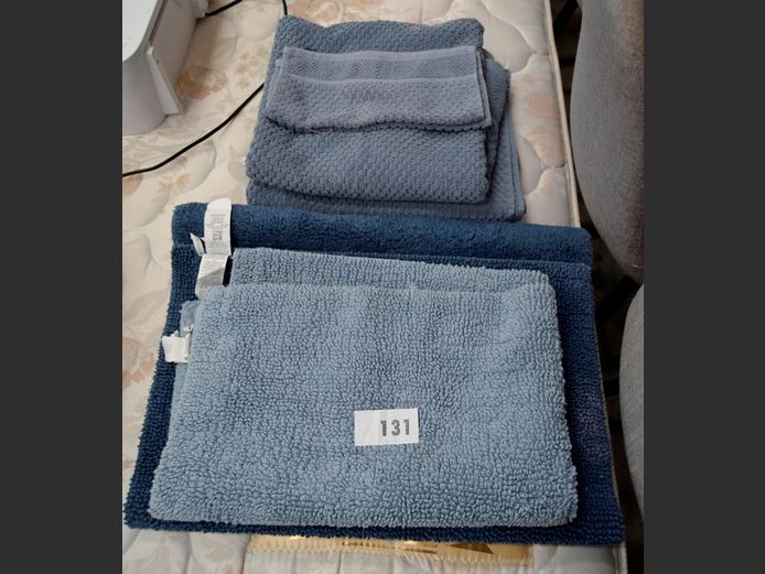 LOT: BLUE BATH TOWELS, BATH MATS & A FACECLOTH