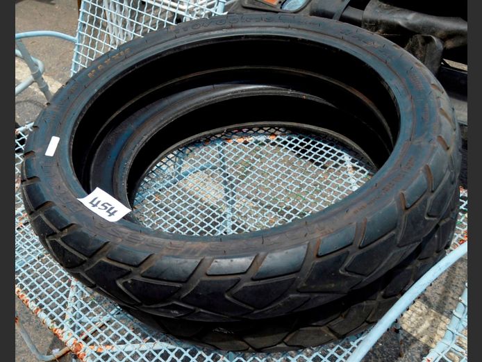 LOT: 2 x MOTORBIKE TYRES
