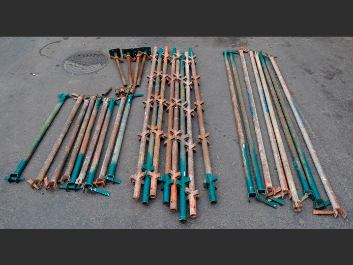 SCAFFOLDING: 8 x 2.5m UPRIGHTS, 8 x 2.5m SIDES, 8 x 1.2m SIDES, 4 x ADJUSTABLE FEET & 5 JOINTS