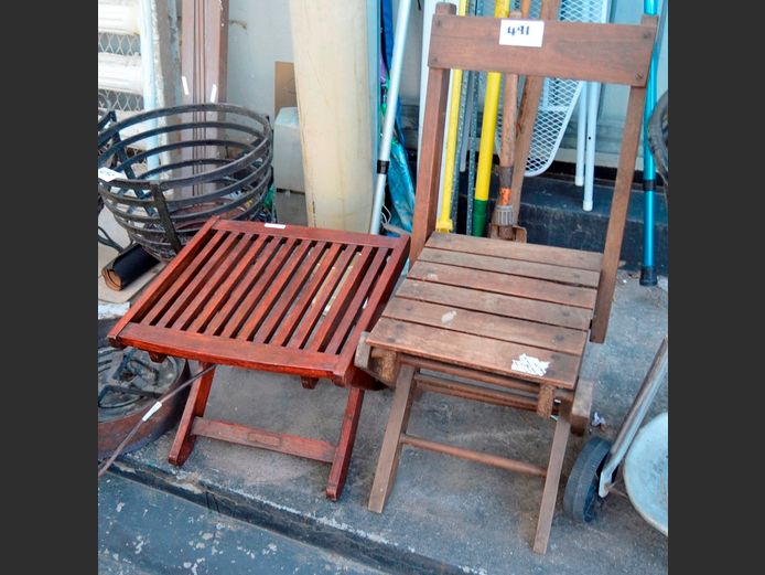 DARKWOOD FOLDING CHAIR & A SIDE TABLE, 44 x 43 x 41cm