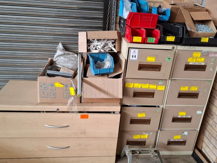 2 x Steel 4 drawer cabinets + 2 drawer cabinet