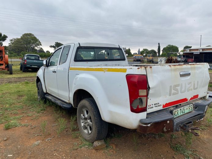 ISUZU KB300 EXTENDED CAB
